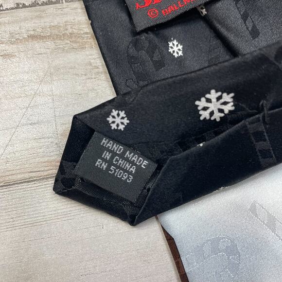 100% Silk Christmas Tie Santa Tree Reindeer Teacher Desk Black A100974 - Picture 3 of 5